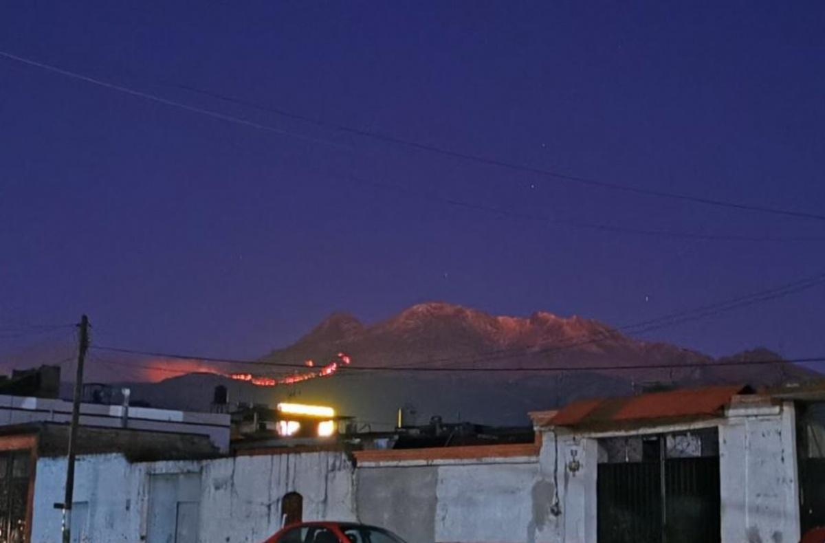 Contínua fuerte incendio en las faldas del volcán Iztaccíhuatl