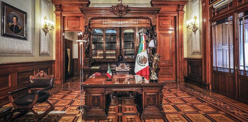 Esto pasa, por Ley, en caso de falta absoluta del Presidente de la República