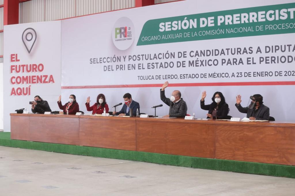 Aspirantes del PRI acuden al pre-registro de diputados federales para el Edomex