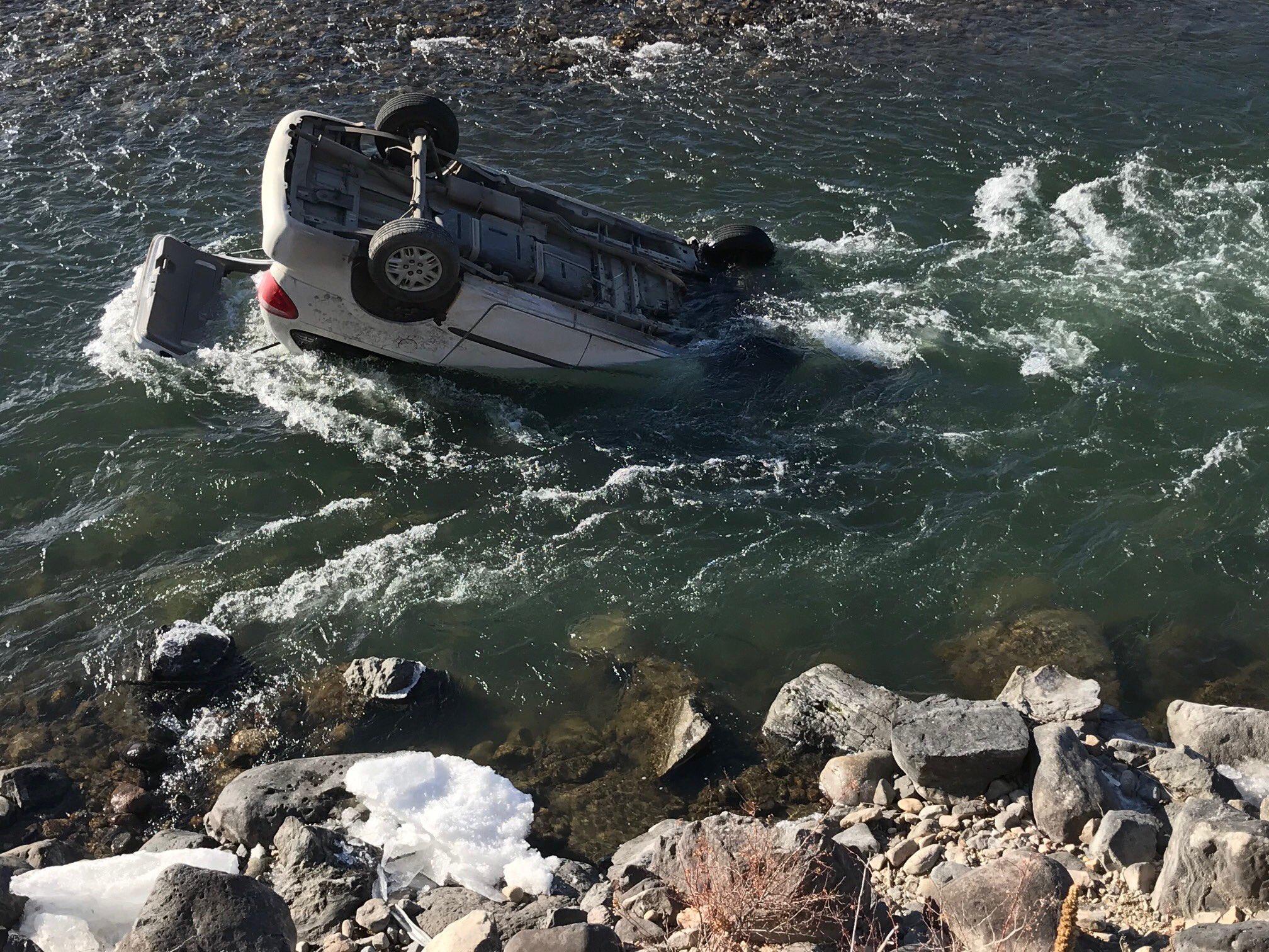 Policía de Montana rescata a conductora de vehículo sumergido en río