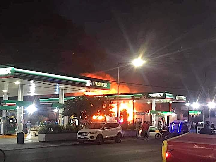 VIDEO URGENTE. Se registra impresionante incendio junto a una gasolinera en Edomex