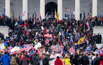 Muere simpatizante de Trump tras enfrentamiento armado en el Capitolio