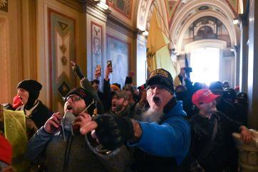 Extremistas intensifican llamados a la violencia antes de inauguración