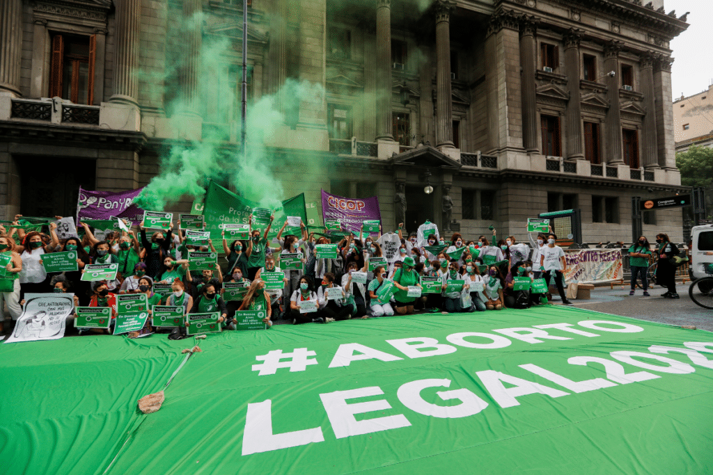 “Me gritaron mata bebés”: Mujer recibe brutal golpiza por traer puesto pañuelo a favor del aborto