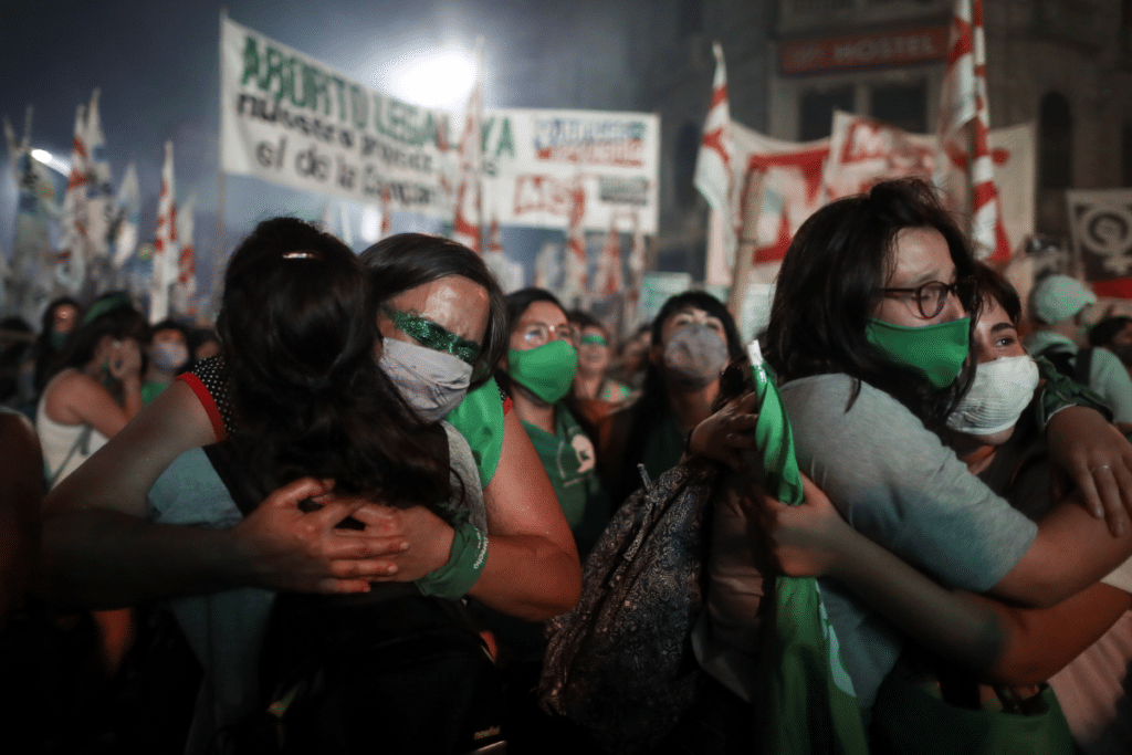 “Salgan a violarlas, total el gobierno paga el aborto”: Locutor tras la legalización en Argentina