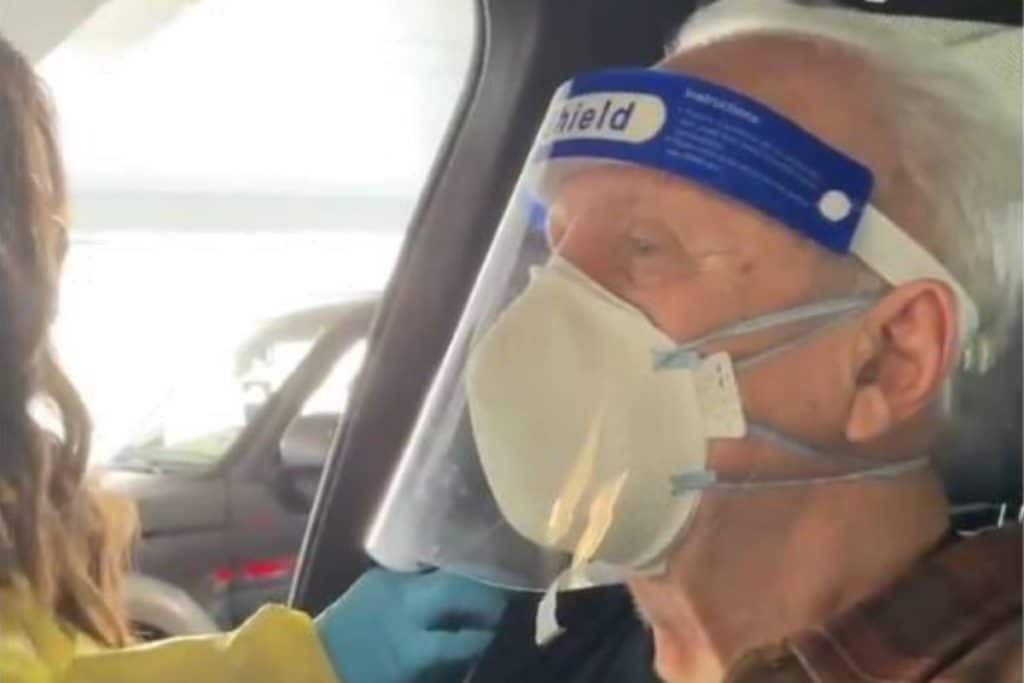 Anthony Hopkins recibe la vacuna contra el Covid-19 y lo comparte en sus redes sociales (+video)