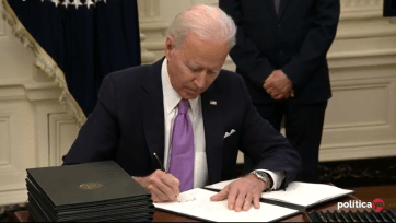 Biden firma órdenes ejecutivas para el manejo de la pandemia