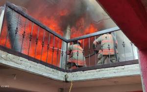 ECATEPEC. Bomberos se juegan la vida para sofocar impresionante incendio