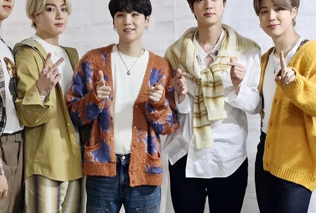 7 Looks inspirados en el estilo de BTS para usar todos los días |