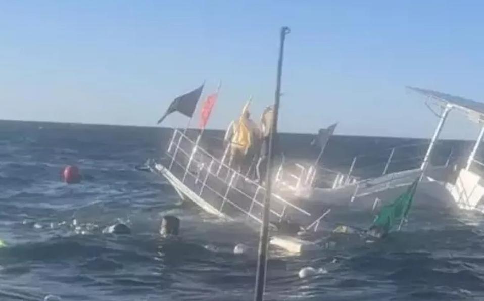 VIDEO | Barco se hunde con 60 turistas en Puerto Vallarta