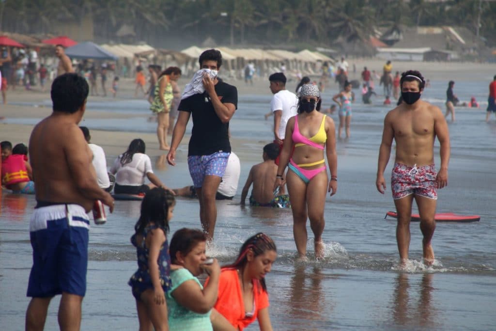 Sin sana distancia ni cubrebocas reciben el 2021 en playas de Acapulco