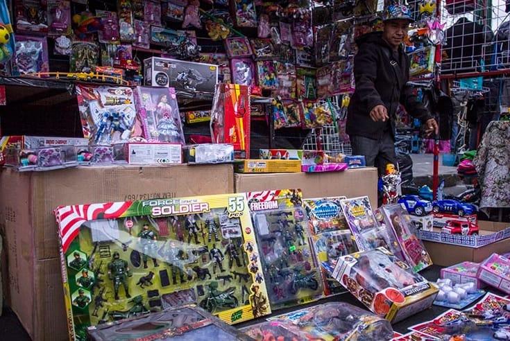 Video | Tianguistas se quejan por cobros excesivos para vender juguetes en Los Reyes La Paz