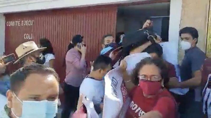Video | Mario Delgado y candidata de Colima son atacados a huevazos afuera de Morena