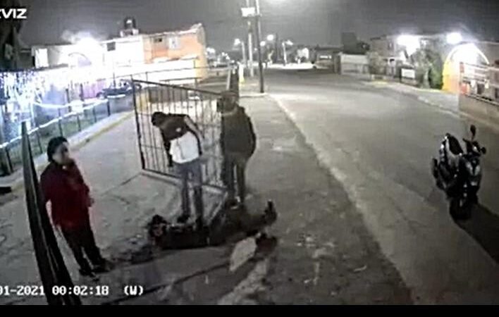 «VIDEO: ¡Se les cebó el asalto! y familia dio golpiza a rateros busca-pleitos, chécalo