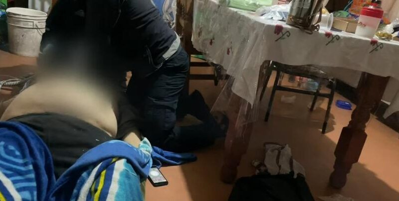 VIDEO | Hombre muere tirado en el piso de su casa por COVID