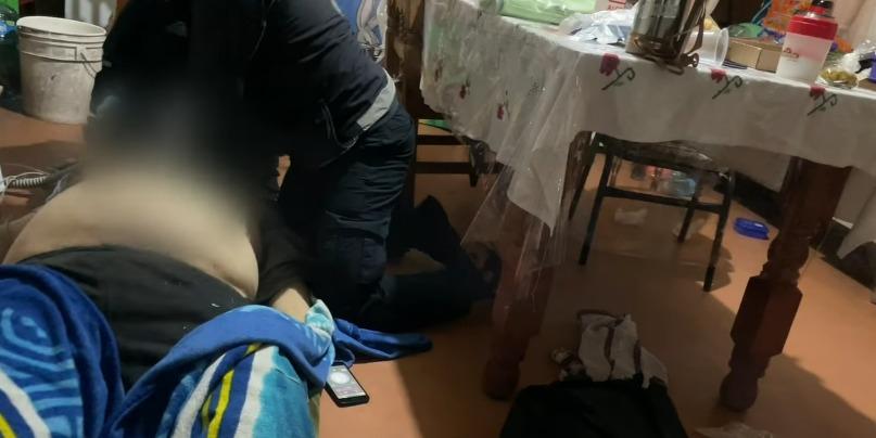 VIDEO | Hombre muere tirado en el piso de su casa por COVID