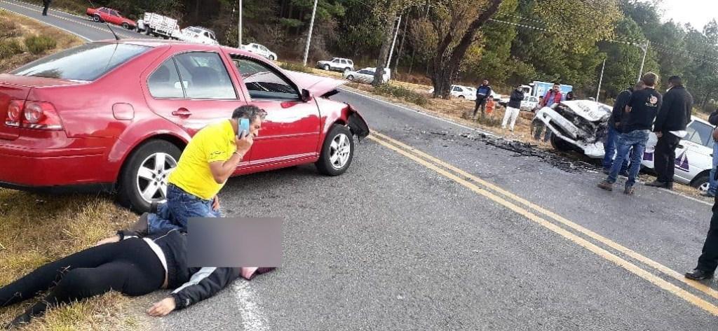 ACCIDENTE: Choque frontal entre un taxi y un Jetta deja un muerto y 4 lesionados en paraje del Edomex 