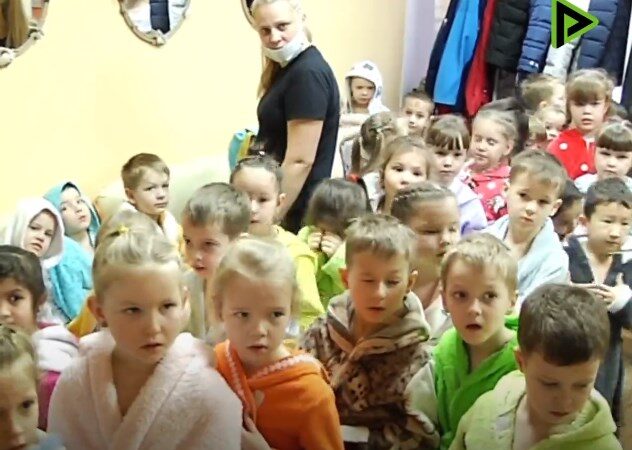 Niños de Siberia se echan agua helada para permanecer sanos