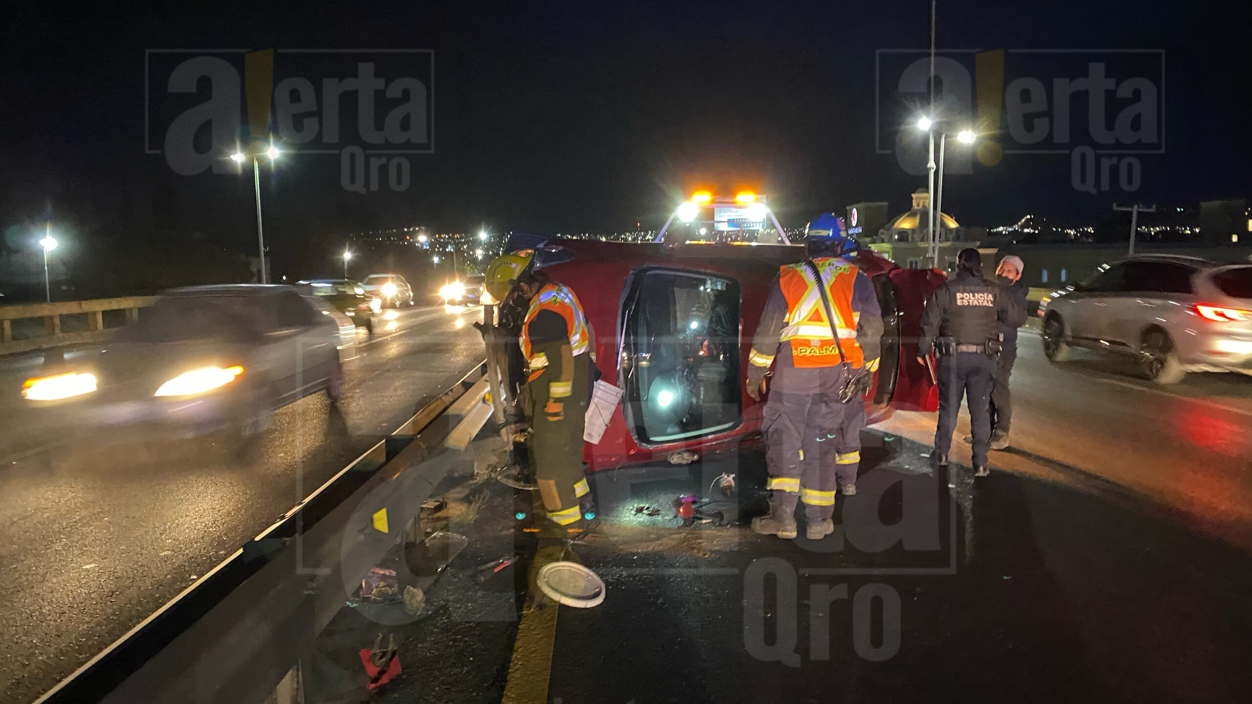 Vuelca automóvil al ser proyectado en puente de avenida 5 de febrero