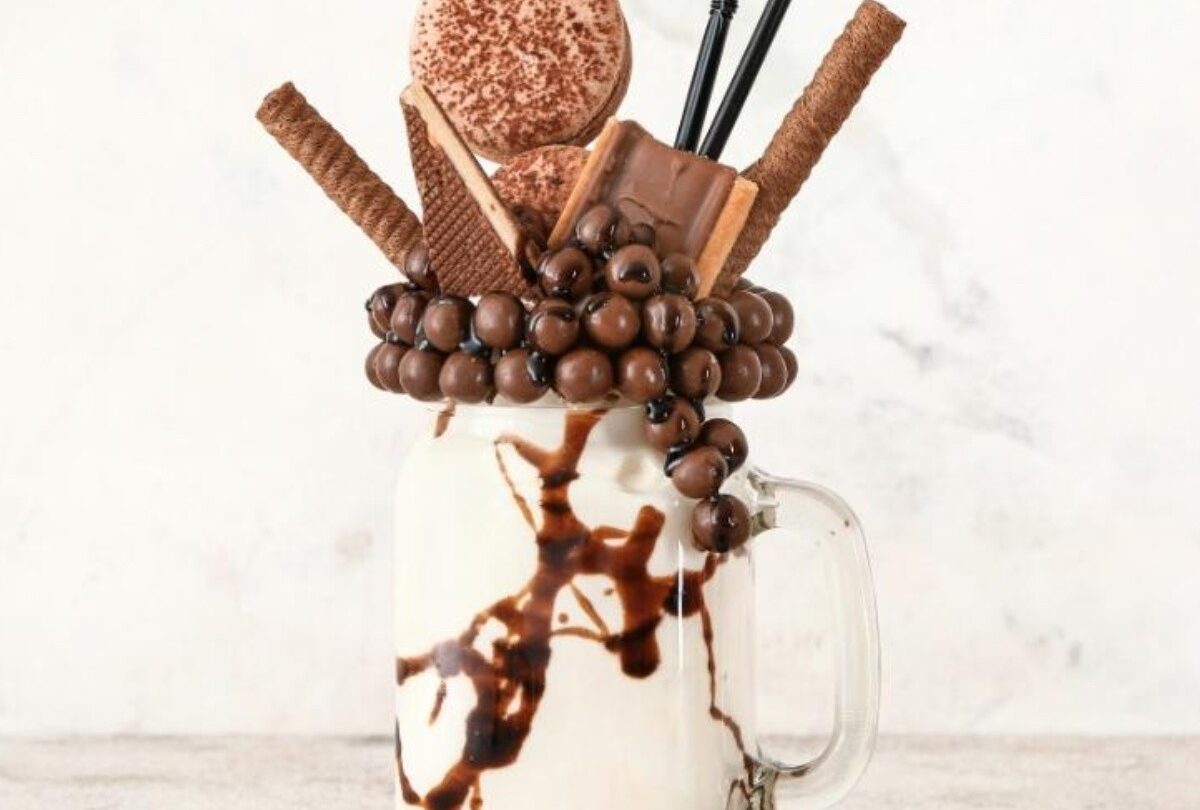 Malteada extrema de tres chocolates con macarrones de café |