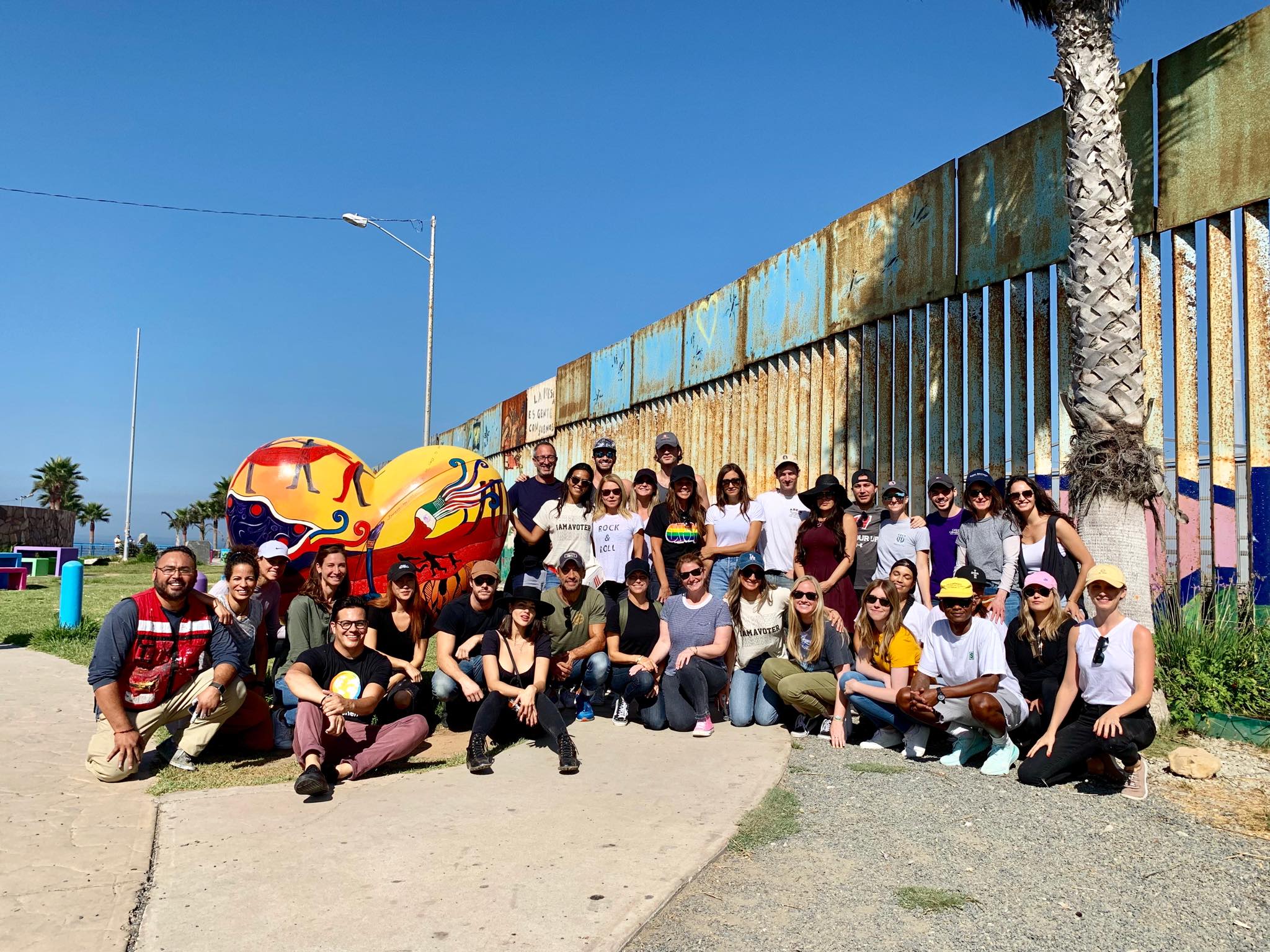 Enrique Chiu, el migrante y artista que une a través del Muro de la Hermandad