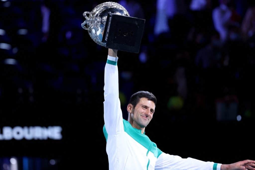 Djokovic conquista el Abierto de Australia tras derrotar en tres sets a Medvedev