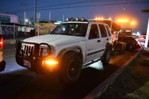 Se va contra poste tras chocar contra otra camioneta