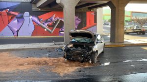 Cayó de puente con su auto