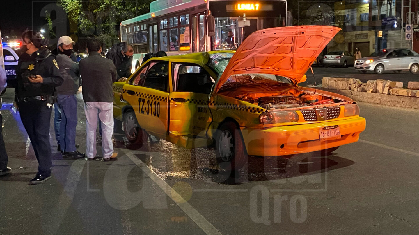 Impacta transporte público a taxi en Avenida Zaragoza por semaforazo |