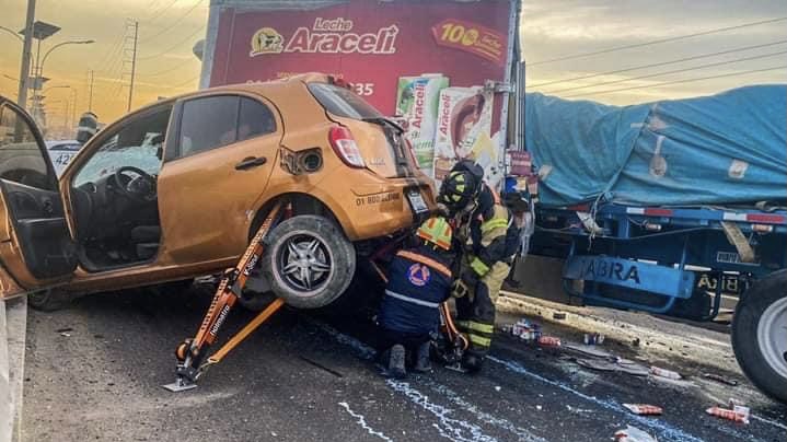 Fuerte carambola deja cuantiosos daños materiales en la carretera a Bernal