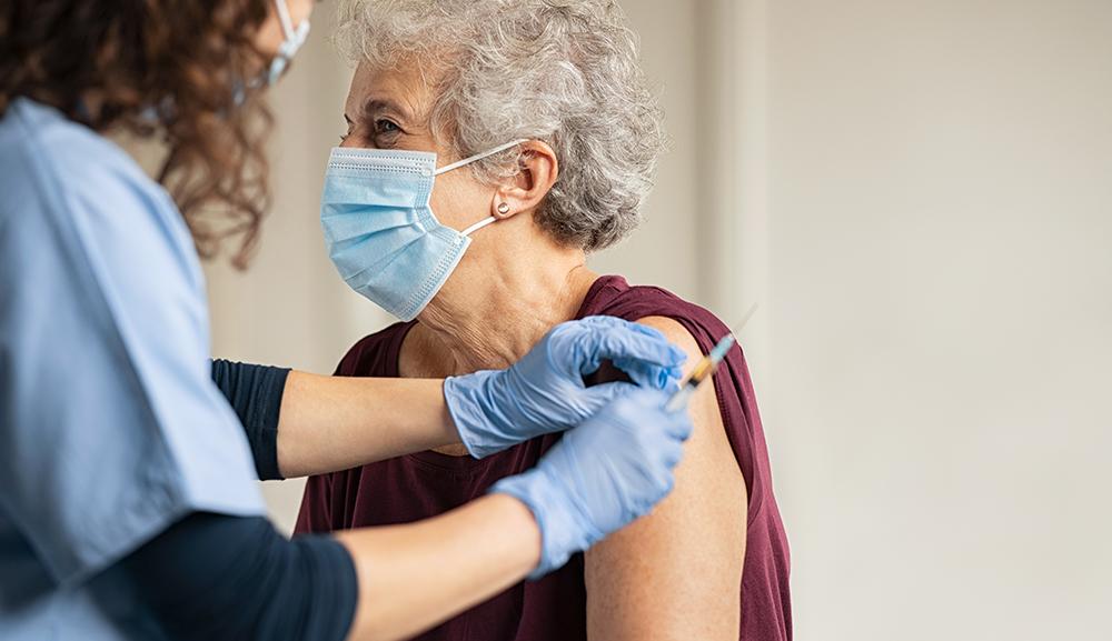 10 dudas resueltas sobre vacunación de adultos mayores