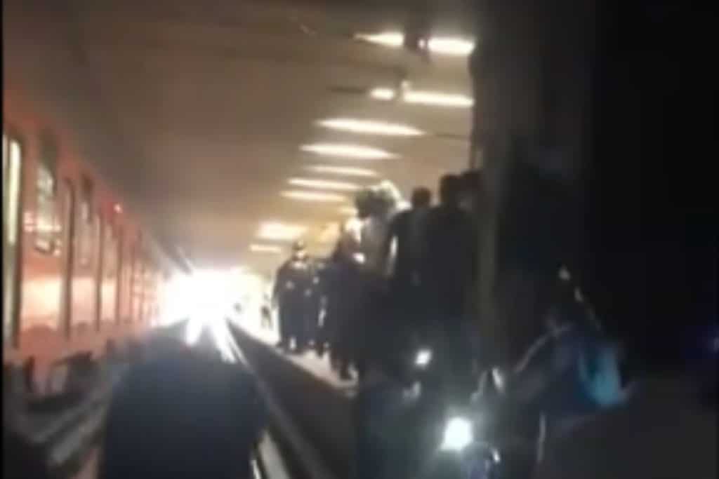 Usuarios del Metro CDMX caminan por túnel tras caída de un objeto metálico a las vías (+videos)