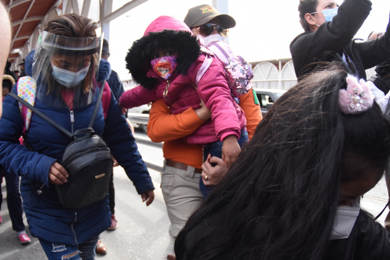 EN FOTOS: Migrantes varados en Ciudad Juárez comienzan su reingreso a USA