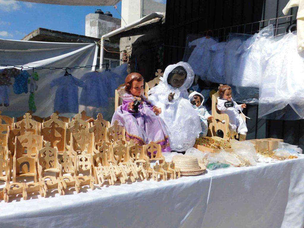 LA TRADICIÓN DE VESTIR AL NIÑO DIOS, O BIEN DOCTOR O COVID, CONTINÚA PESE A TODO