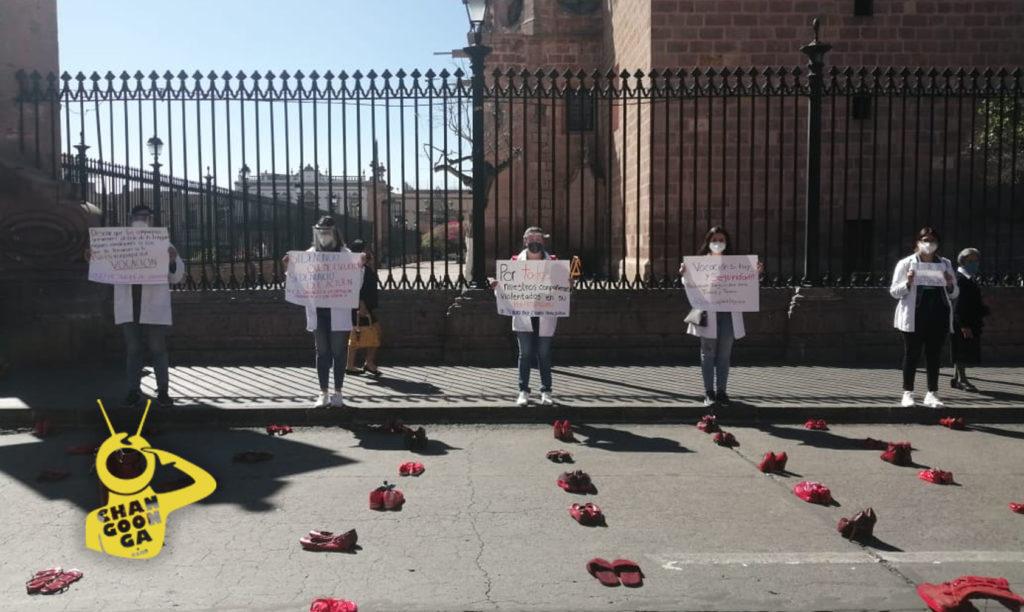 #Morelia Con Cartulinas Y Sana Distancia Pasantes De Medicina Piden #JusticiaPorMariana