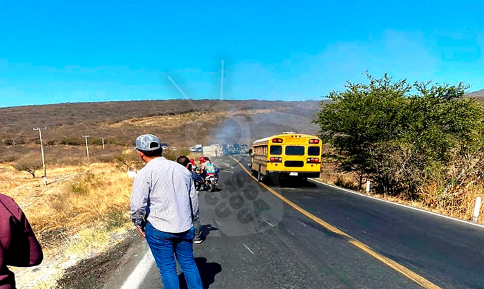 #Michoacán Tráiler Choca Contra Dos Camionetas Y Queda Atravesado en La Carretera