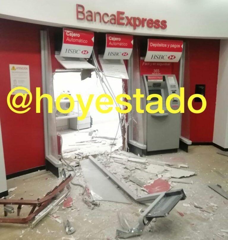 Comando roba cajeros automáticos de plaza comercial en Coacalco |