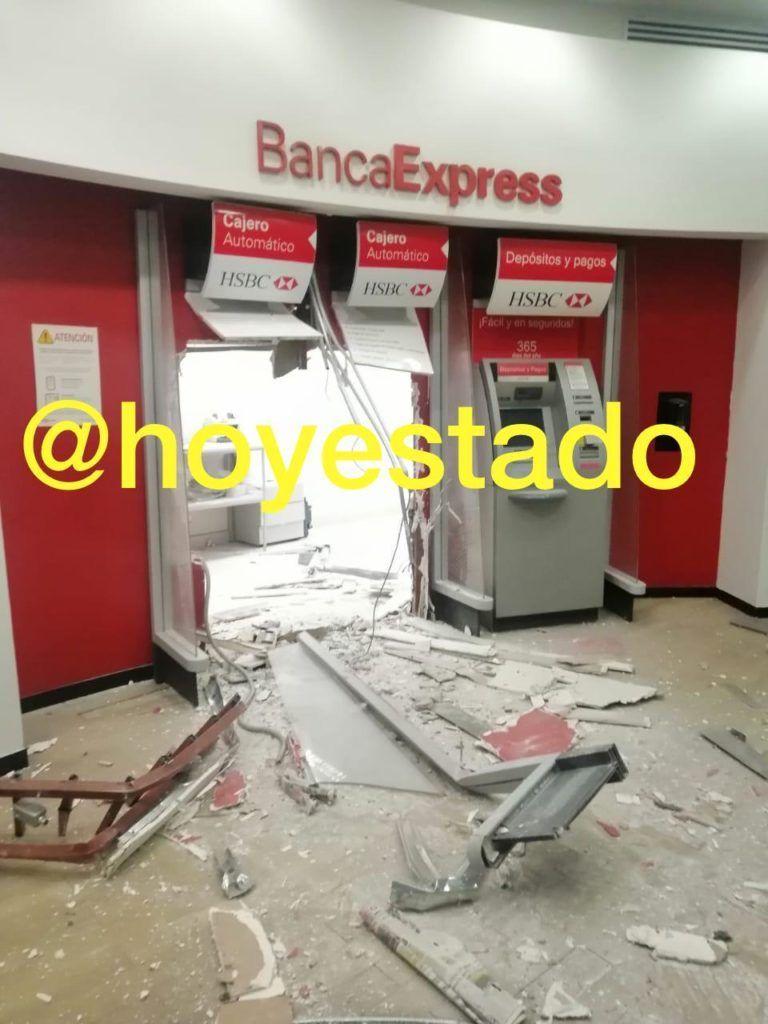 Comando roba cajeros automáticos de plaza comercial en Coacalco