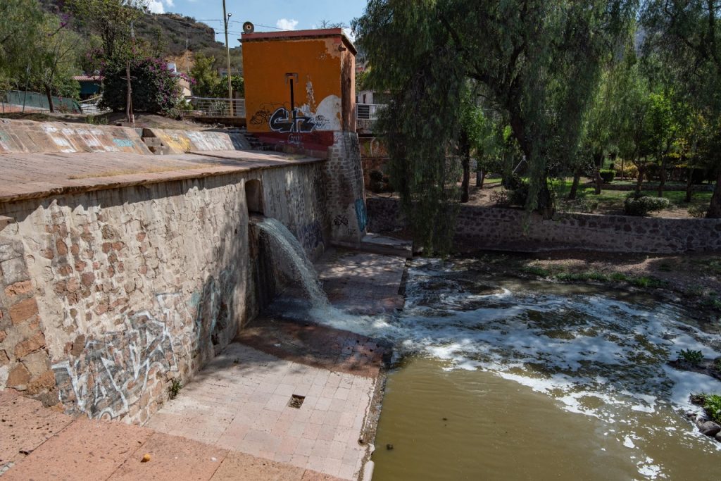 Realiza El Marqués desazolve del río Querétaro en La Cañada