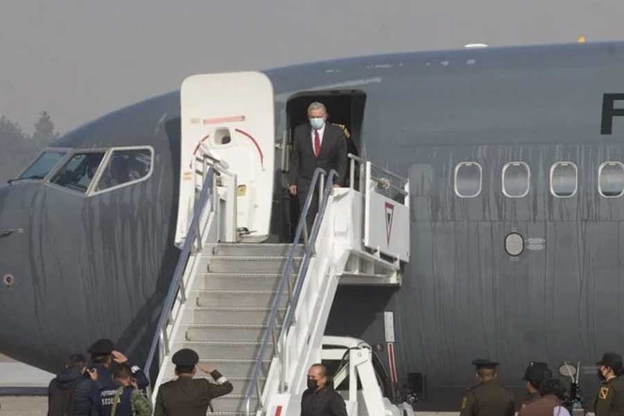 AMLO inaugura pista con aterrizaje de avión en Santa Lucía