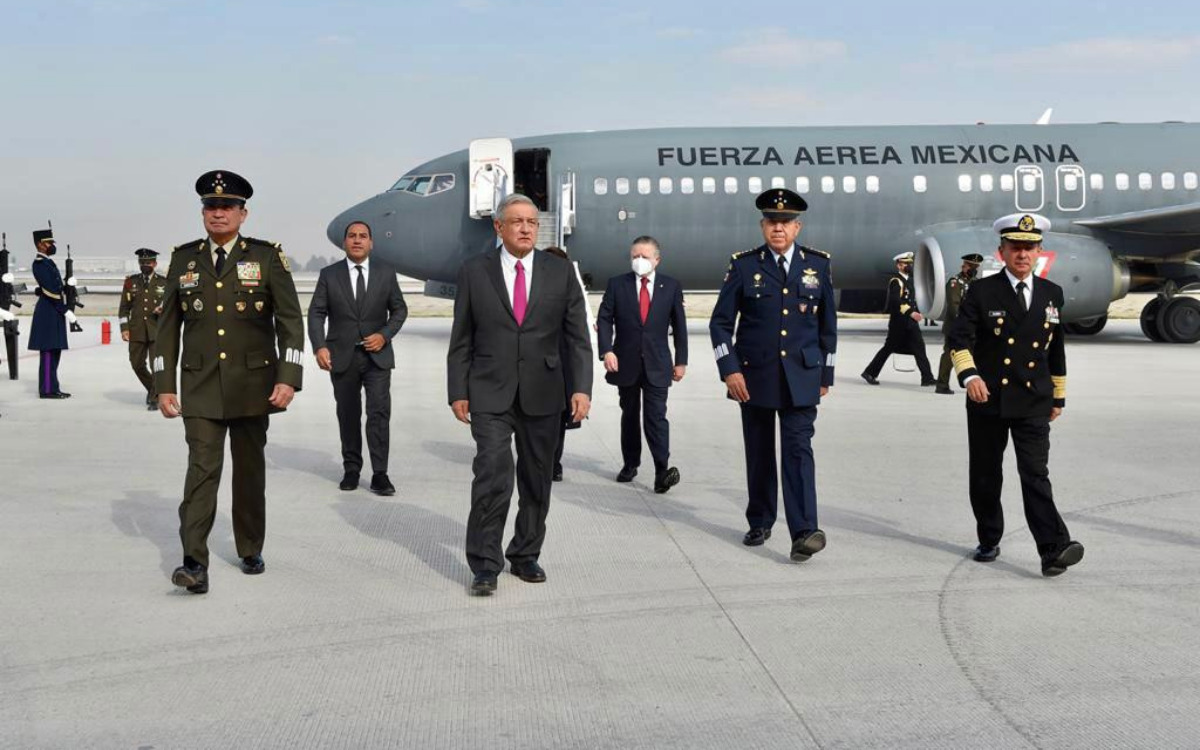 AMLO aterrizando en Santa Lucia