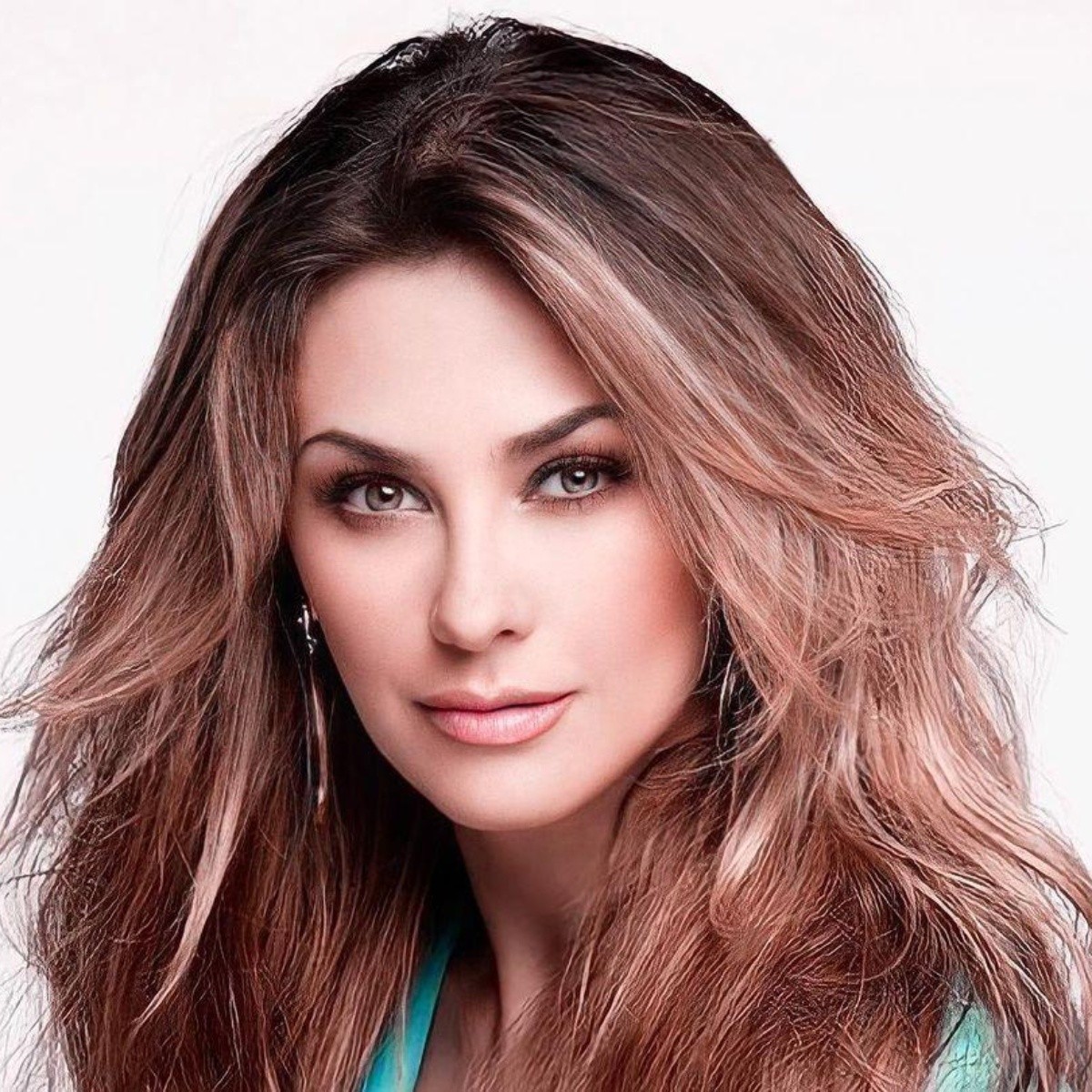 El Glamoroso look de Aracely Arámbula con el que lució como un bombón