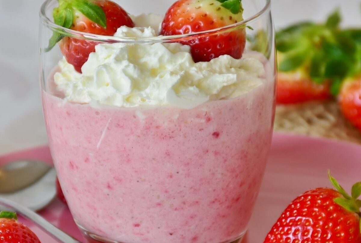 Batido de fresa con crema batida y yogur natural postre fácil |
