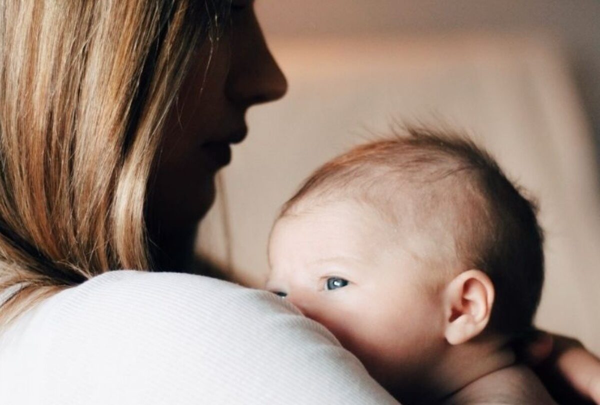 Acto de amantar y lactancia materna hace que las madres sean muy felices |