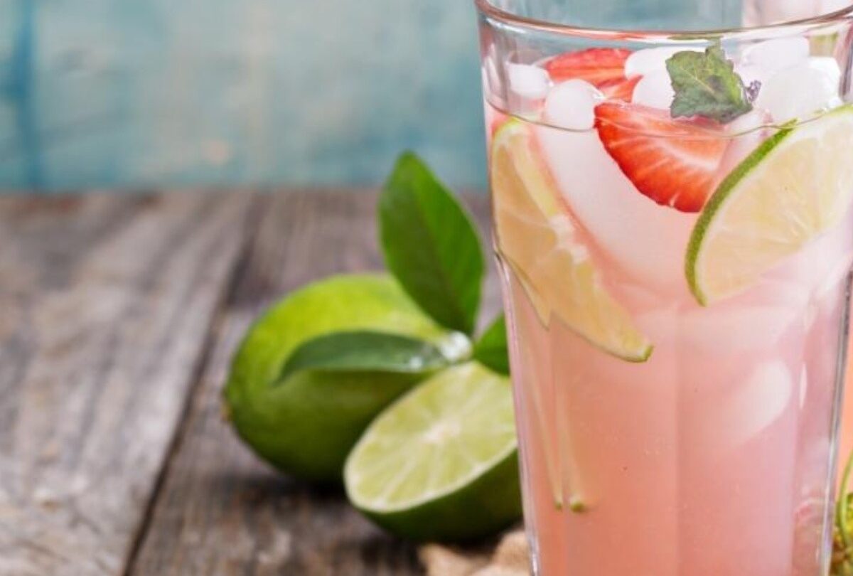 Limonada rosa de fresa limón y hierbabuena lista en 5 minutos |