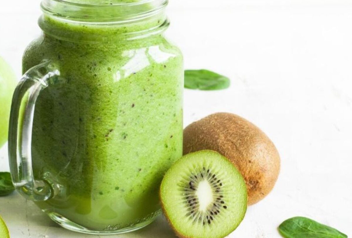 Batido verde con manzana kiwi y limón listo en dos pasos |