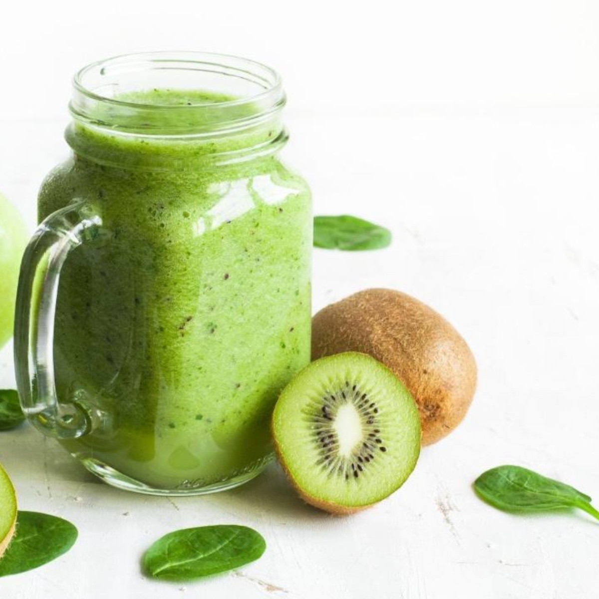 Batido verde con manzana, kiwi y limón, listo en dos pasos