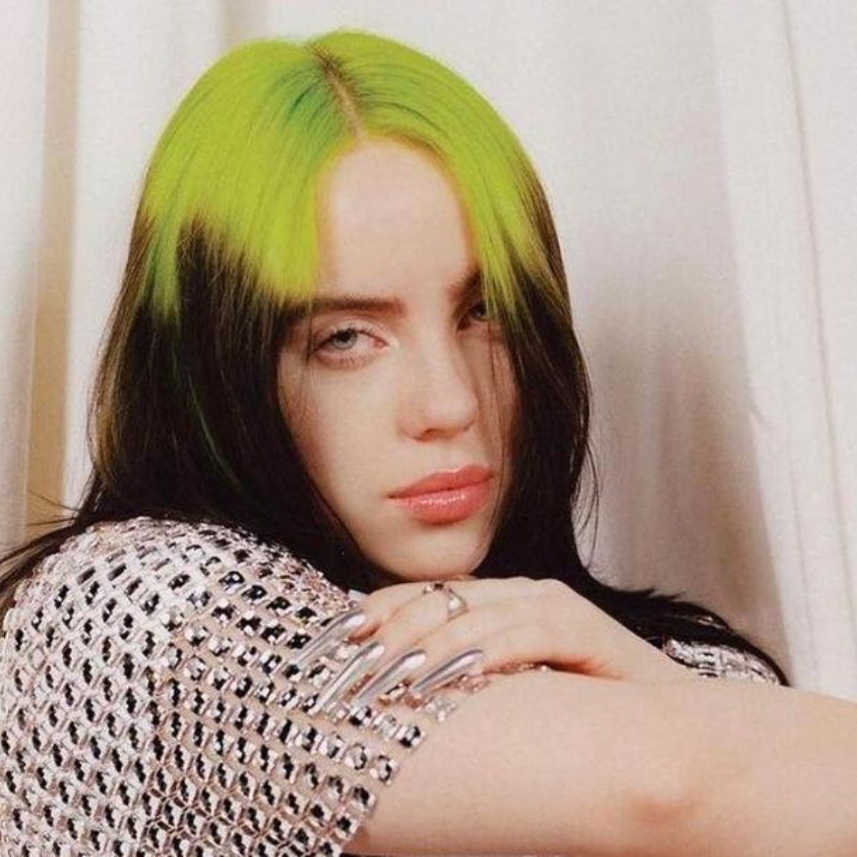 Billie Eilish concientiza al Internet sobre el síndrome de Tourette