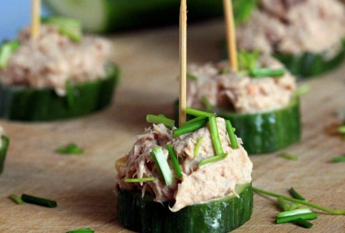 Botana express mini canapés de pepino con atún snack saludable |