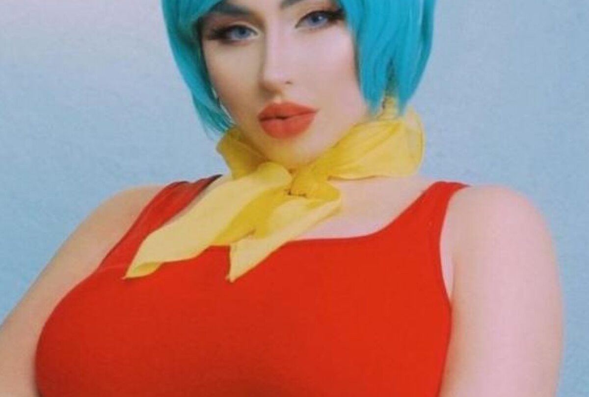 Dragon Ball Juliette Michele luce increíble con cosplay de Bulma |